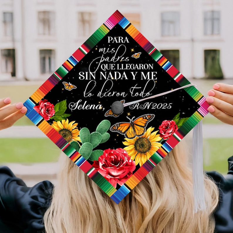This custom 'Para Mis Padres' graduation cap design is a meaningful piece of grad cap decorations to honor your family.