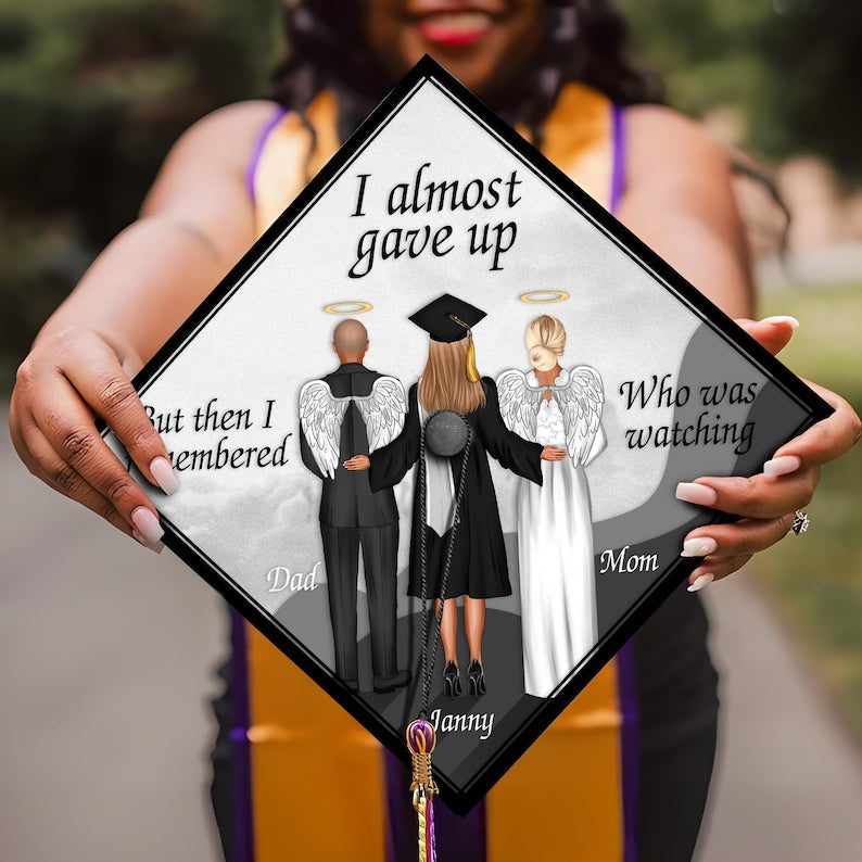 Inspiring 'In Memory' graduation cap topper, perfect for honoring a legacy while celebrating your achievement.