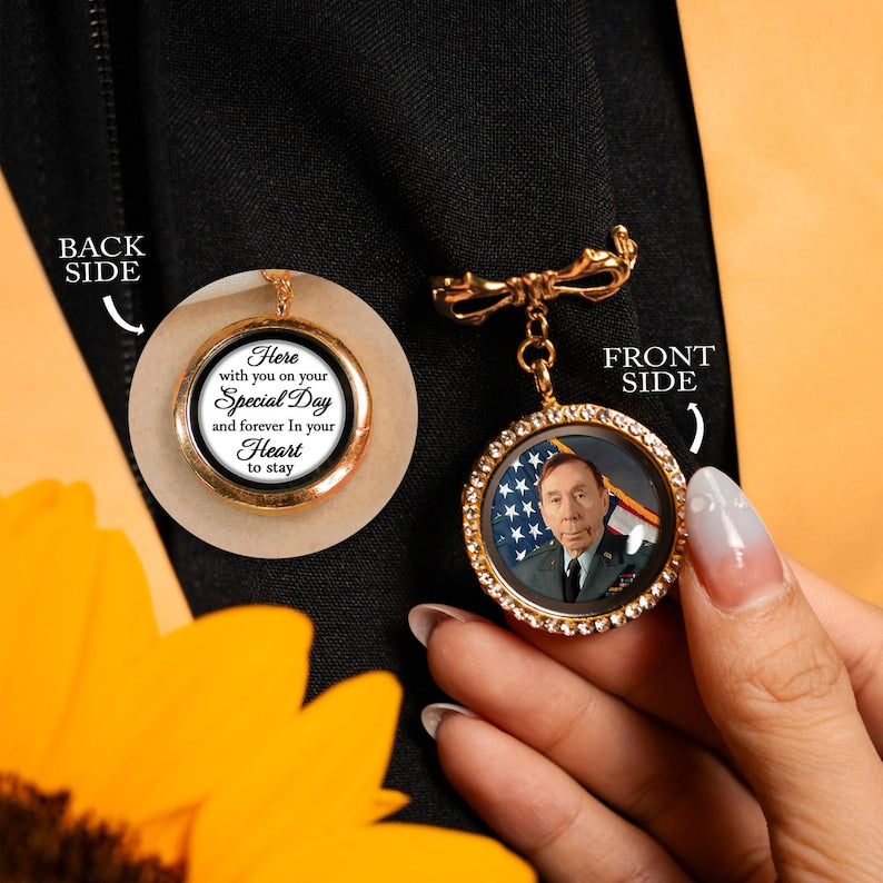 Durable and stylish graduation gown pin, allowing you to carry a special photo as you walk the stage.