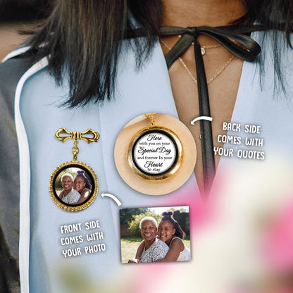This custom photo lapel pin is a touching way to honor a loved one during your graduation ceremony.