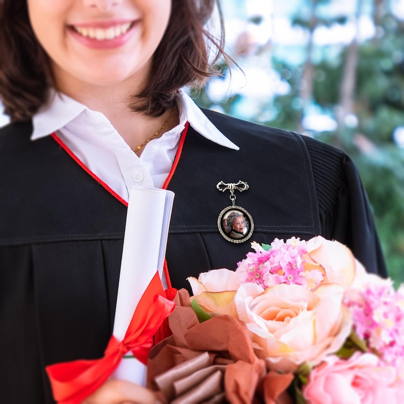 Sentimental memorial lapel pin for graduates, helping you keep your loved ones close to your heart.