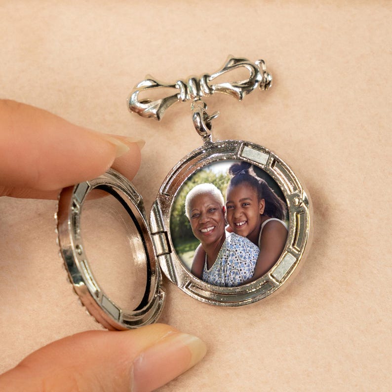 Sentimental memorial lapel pin for graduates, helping you keep your loved ones close to your heart.