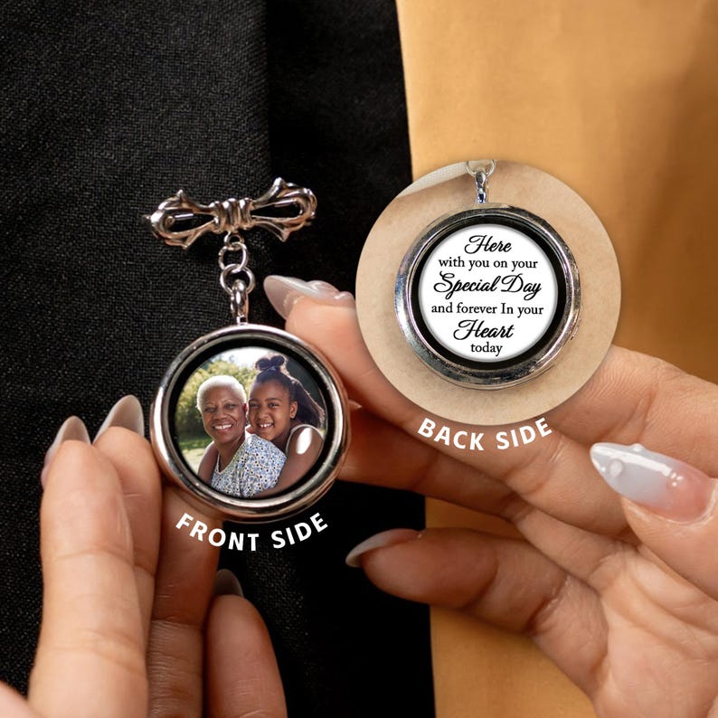 The perfect customized graduation gown pin, this photo charm is a must-have for the ceremony.