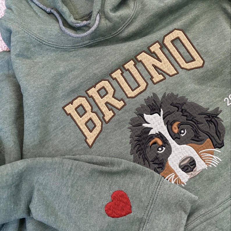 Personalized Embroidered Sweatshirt featuring a dog portrait, a thoughtful gift for mom and dog lover.